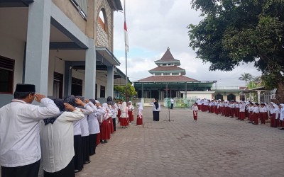 Membentuk Karakter Mulia Dimulai dari Hal-Hal Kecil: Upacara Bendera MI Darul Ulum II