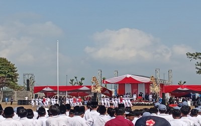Semangat Kemerdekaan ke-81, Dewan Guru MI Darul Ulum II Ikuti Upacara HUT RI di Lapangan Untung Suropati