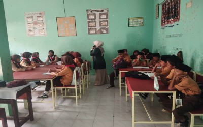 Kamis Berbahasa: Menumbuhkan Keberanian Berkomunikasi dalam Bahasa Inggris dan Bahasa Arab di MI Darul Ulum II