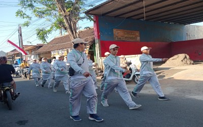 Satu Langkah, Satu Semangat, Satu Indonesia: Dewan Guru MI Darul Ulum II di Gerak Jalan Desa Tembokrejo