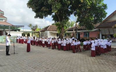 Tak Perlu Mematahkan Pensil Orang Lain: Pesan Inspiratif Bapak Yusron dalam Upacara Senin MI Darul Ulum II